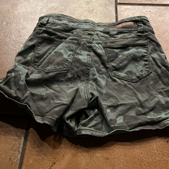 LEI CAMO SHORTS - Picture 7 of 9